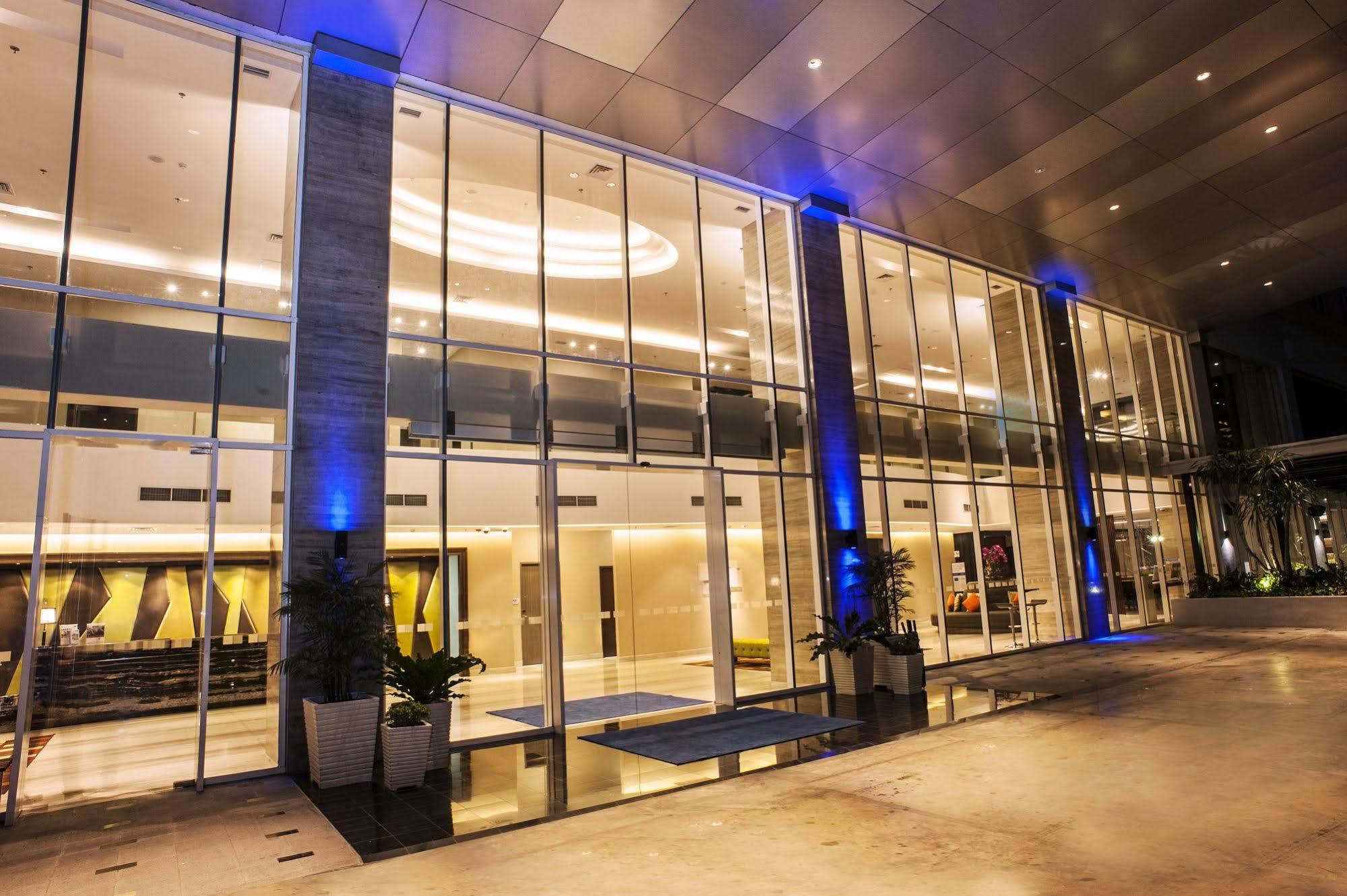 Holiday Inn Express Surabaya Centerpoint By Ihg Dış mekan fotoğraf