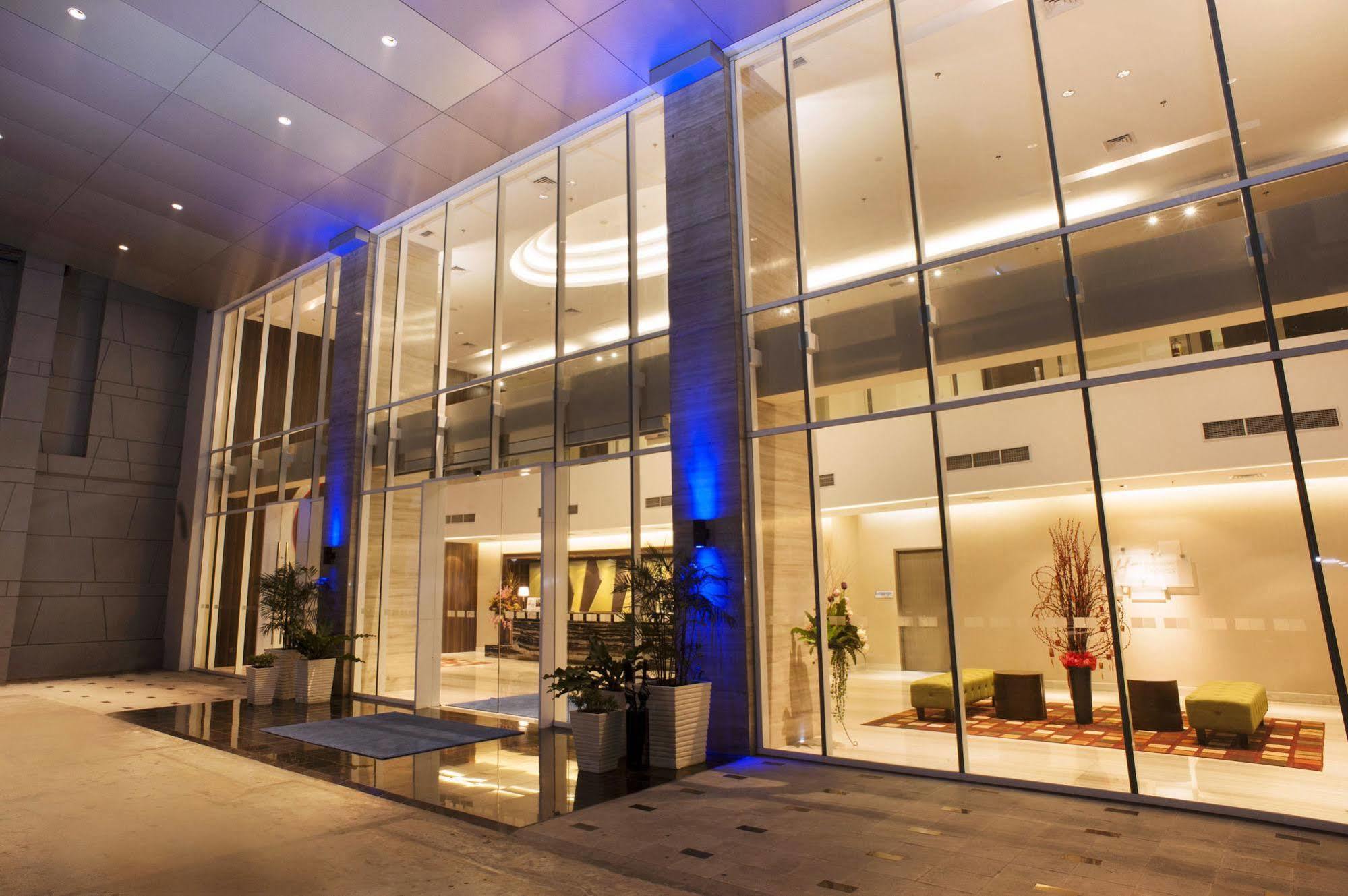 Holiday Inn Express Surabaya Centerpoint By Ihg Dış mekan fotoğraf