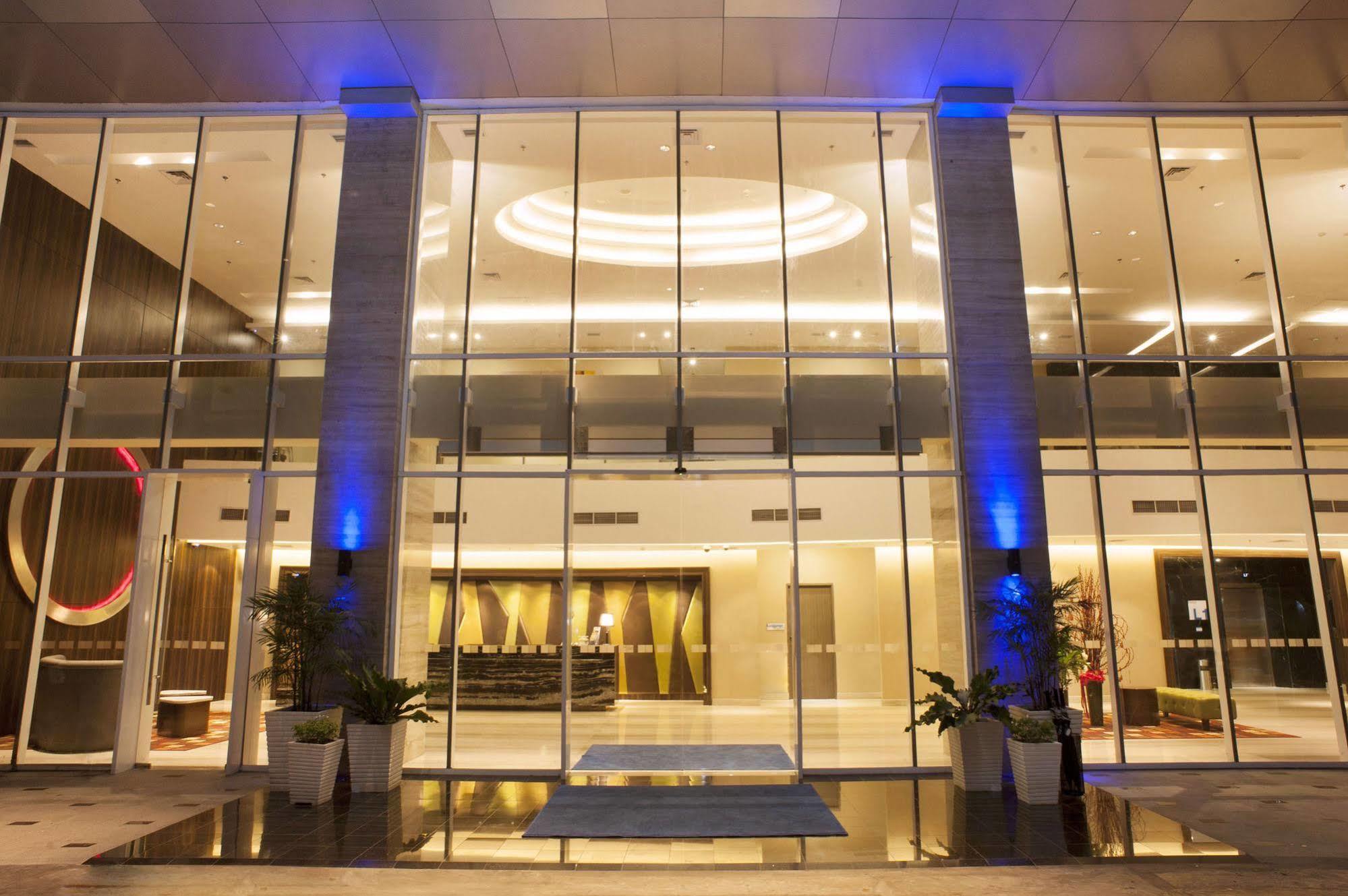 Holiday Inn Express Surabaya Centerpoint By Ihg Dış mekan fotoğraf