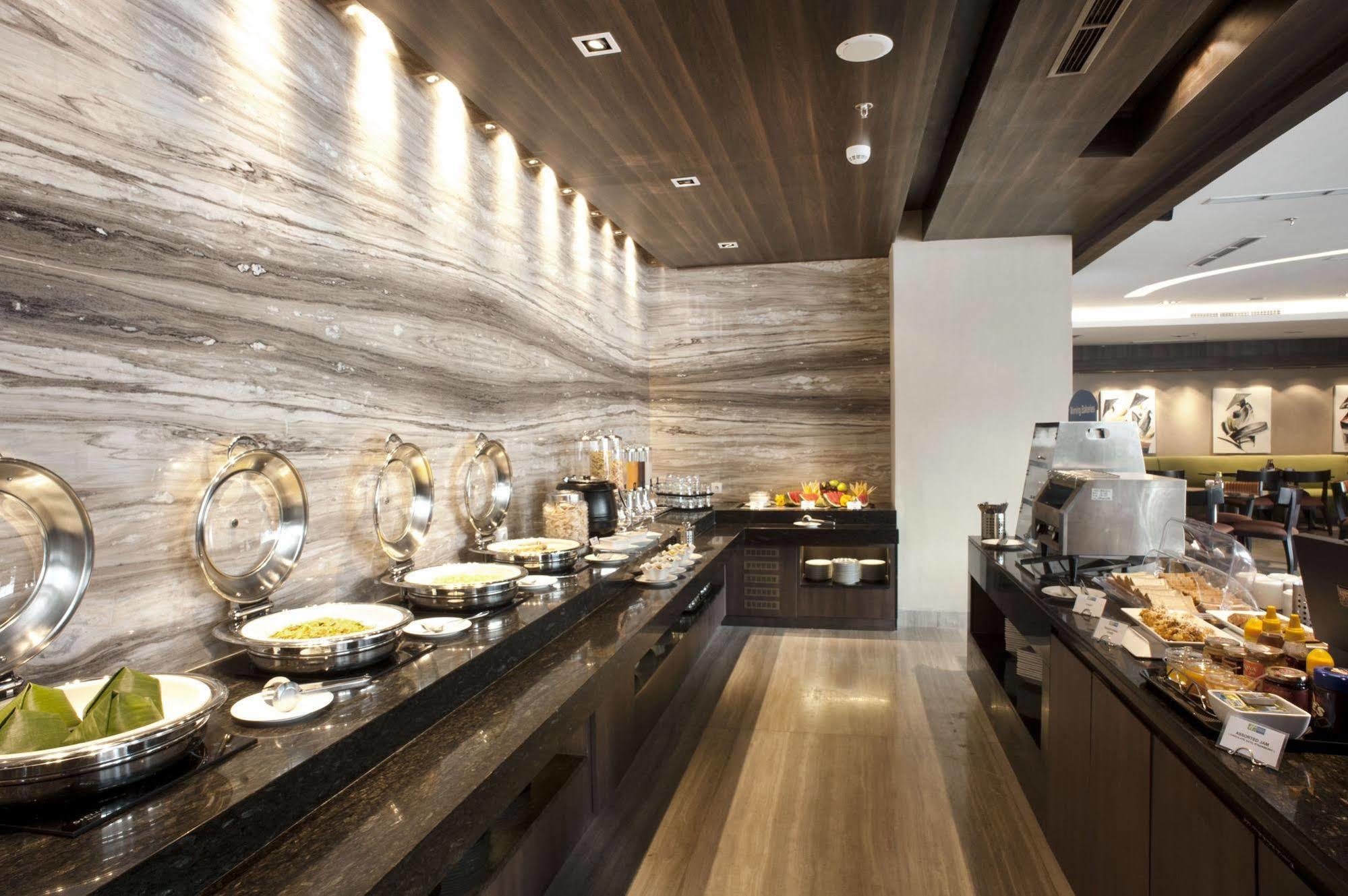 Holiday Inn Express Surabaya Centerpoint By Ihg Dış mekan fotoğraf