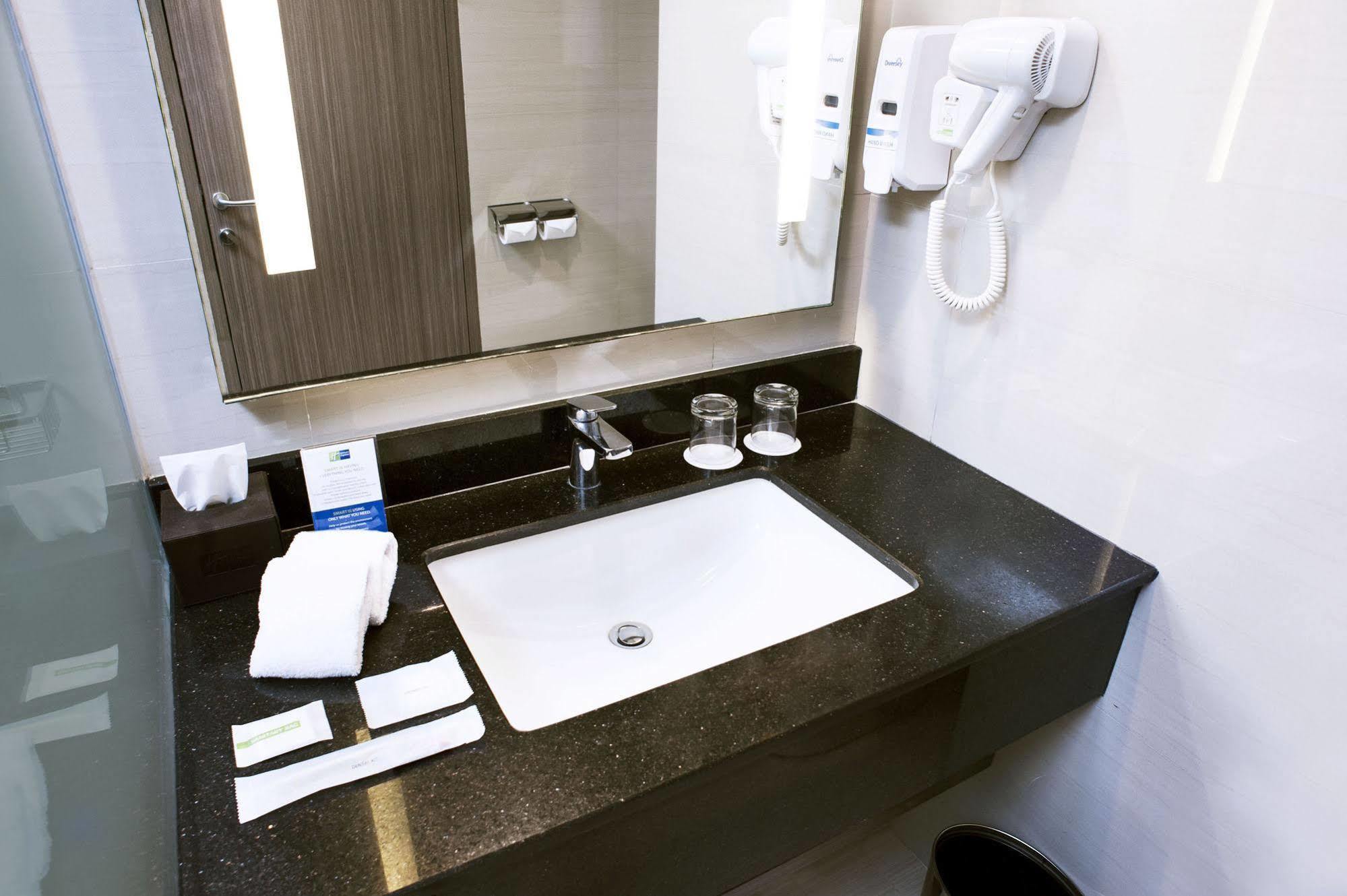 Holiday Inn Express Surabaya Centerpoint By Ihg Dış mekan fotoğraf