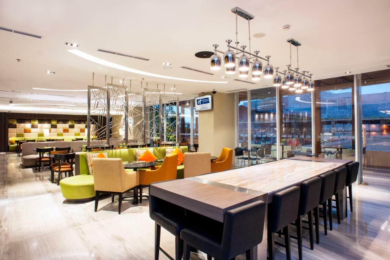 Holiday Inn Express Surabaya Centerpoint By Ihg Dış mekan fotoğraf