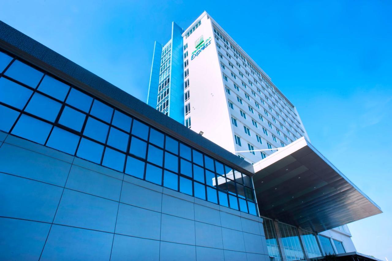 Holiday Inn Express Surabaya Centerpoint By Ihg Dış mekan fotoğraf